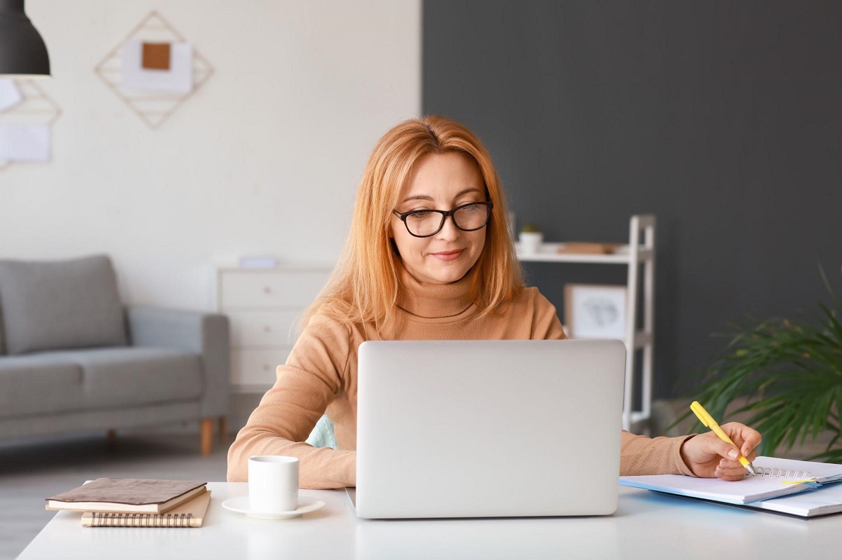 Woman taking a insurance course online with America's Professor